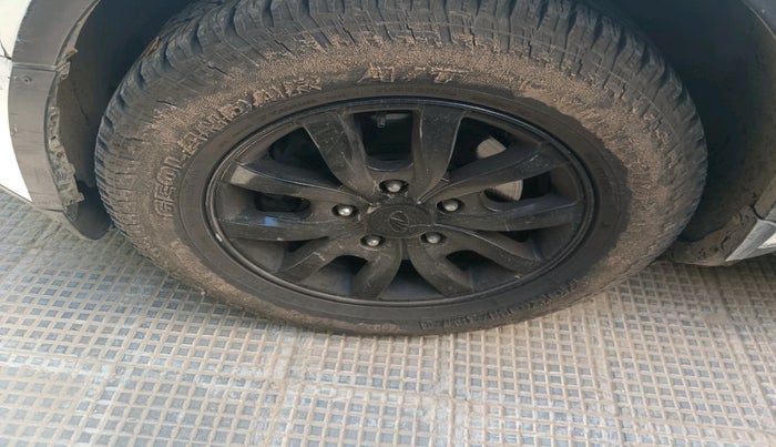 2016 Mahindra XUV500 W10 1.99, Diesel, Manual, 1,23,000 km, tyre