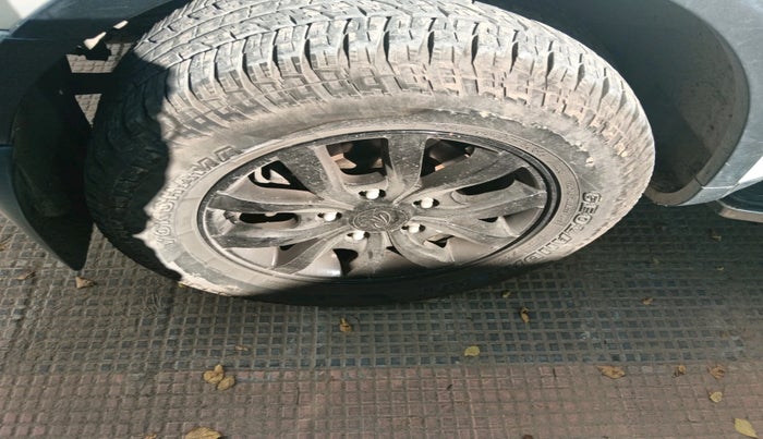 2016 Mahindra XUV500 W10 1.99, Diesel, Manual, 1,23,000 km, tyre