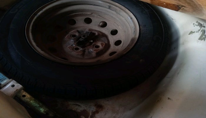 2015 Hyundai Eon ERA +, Petrol, Manual, 66,091 km, tyre