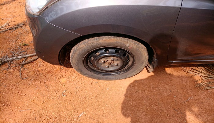 2017 Hyundai Eon ERA +, Petrol, Manual, 81,791 km, tyre