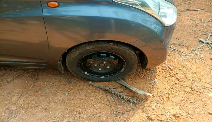 2017 Hyundai Eon ERA +, Petrol, Manual, 81,791 km, tyre