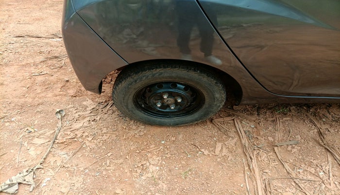 2017 Hyundai Eon ERA +, Petrol, Manual, 81,791 km, tyre