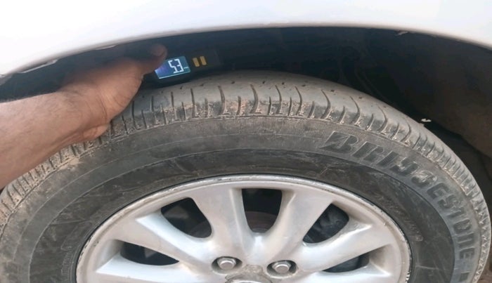 2012 Toyota Innova 2.5 VX 8 STR, Diesel, Manual, 1,80,725 km, tyre