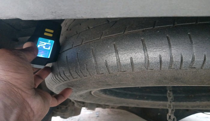 2012 Toyota Innova 2.5 VX 8 STR, Diesel, Manual, 1,80,725 km, tyre