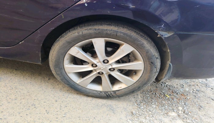 2013 Hyundai Verna FLUIDIC 1.6 CRDI SX, Diesel, Manual, 3,20,000 km, tyre