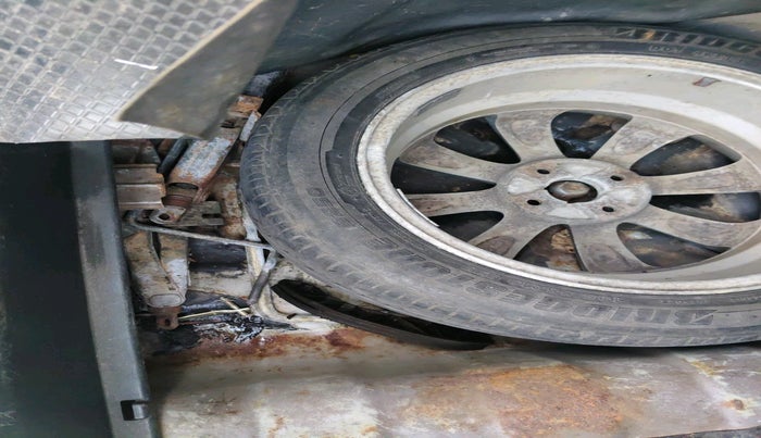 2013 Hyundai Verna FLUIDIC 1.6 CRDI SX, Diesel, Manual, 3,20,000 km, tyre