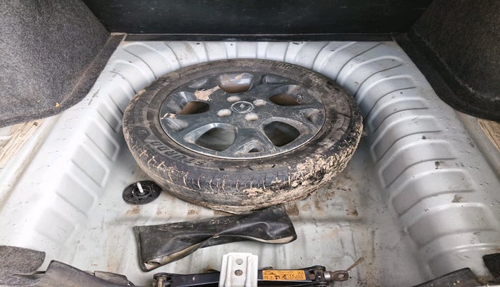 2013 Renault Scala RXL PETROL, Petrol, Manual, 1,17,060 km, tyre