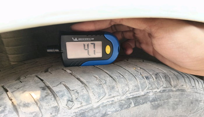 2013 Renault Scala RXL PETROL, Petrol, Manual, 1,17,060 km, tyre