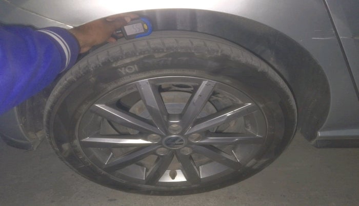 2020 Volkswagen Polo HIGHLINE PLUS 1.0, Petrol, Manual, 1,27,948 km, tyre