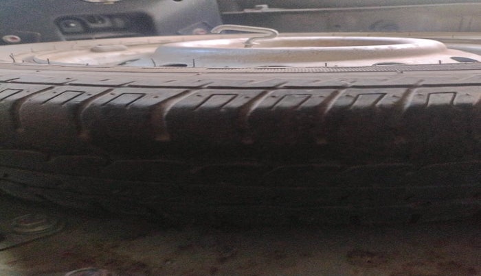 2011 Maruti Wagon R 1.0 LXI CNG, Petrol, Manual, 1,50,591 km, tyre