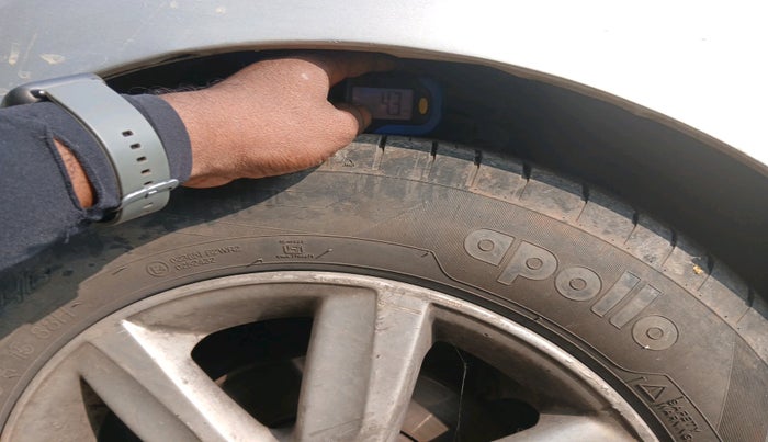 2010 Volkswagen Polo COMFORTLINE 1.2L PETROL, Petrol, Manual, 1,24,237 km, tyre