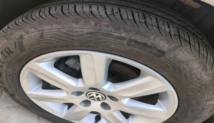 2015 Volkswagen Polo COMFORTLINE 1.2L, Petrol, Manual, 32,897 km, tyre