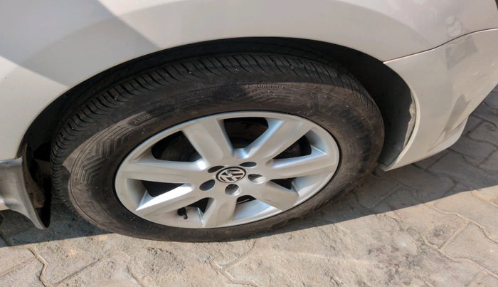 2015 Volkswagen Polo COMFORTLINE 1.2L, Petrol, Manual, 32,897 km, tyre