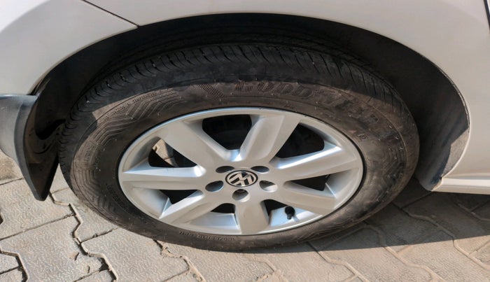 2015 Volkswagen Polo COMFORTLINE 1.2L, Petrol, Manual, 32,897 km, tyre