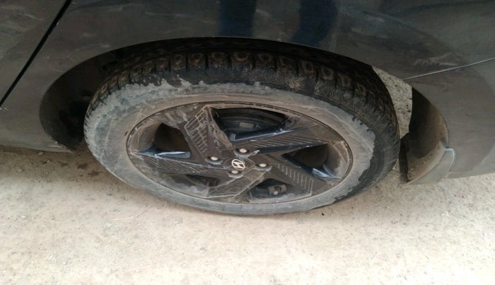 2022 Hyundai Verna SX 1.5 VTVT, Petrol, Manual, 42,897 km, tyre