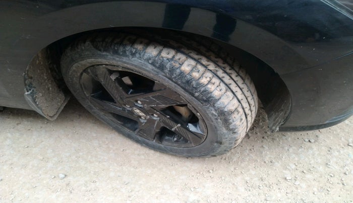 2022 Hyundai Verna SX 1.5 VTVT, Petrol, Manual, 42,897 km, tyre