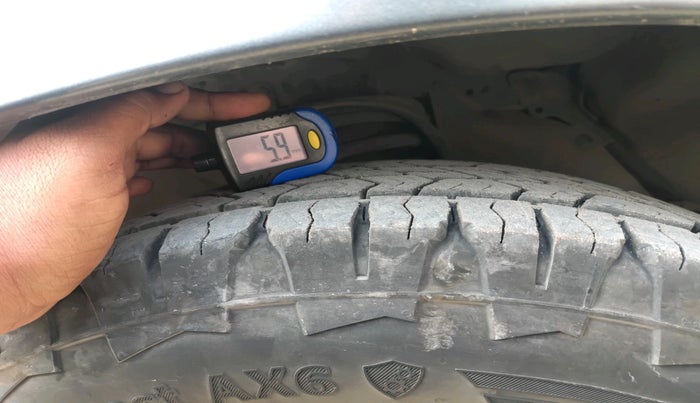 2014 Toyota Innova 2.5 GX 7 STR, Diesel, Manual, 1,98,869 km, tyre