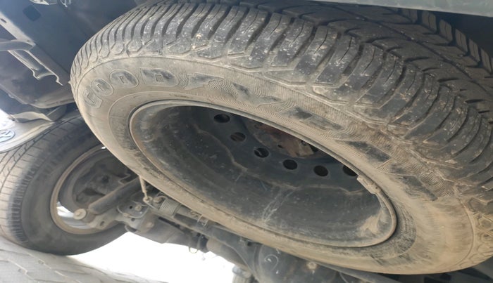 2014 Toyota Innova 2.5 GX 7 STR, Diesel, Manual, 1,98,869 km, tyre