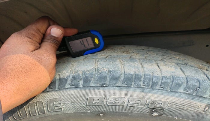 2014 Toyota Innova 2.5 GX 7 STR, Diesel, Manual, 1,98,869 km, tyre