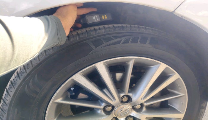 2014 Toyota Corolla Altis GL DIESEL, Diesel, Manual, 1,04,101 km, tyre