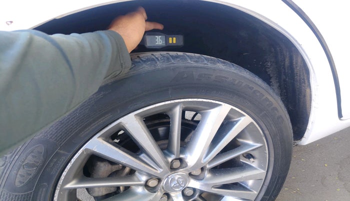 2014 Toyota Corolla Altis GL DIESEL, Diesel, Manual, 1,04,101 km, tyre