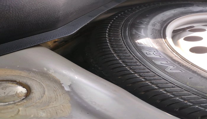 2016 Maruti Swift LXI (O), Petrol, Manual, 68,570 km, tyre