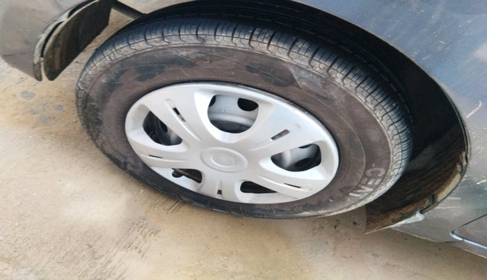 2016 Hyundai Eon ERA +, Petrol, Manual, 56,366 km, tyre