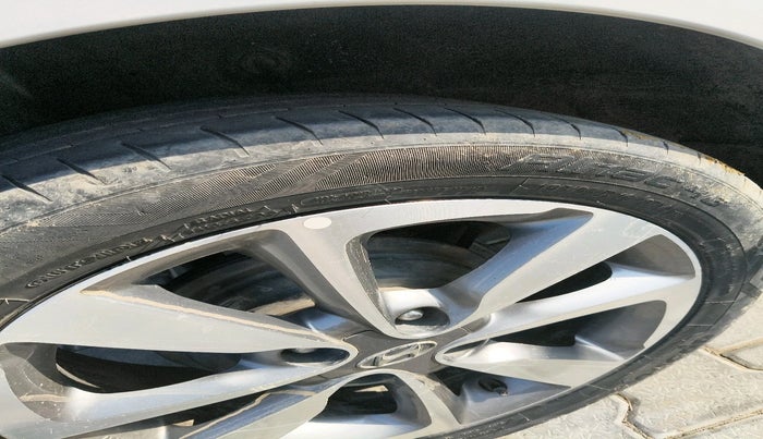 2017 Hyundai Elite i20 ASTA 1.2 DUAL TONE, Petrol, Manual, 1,04,384 km, tyre