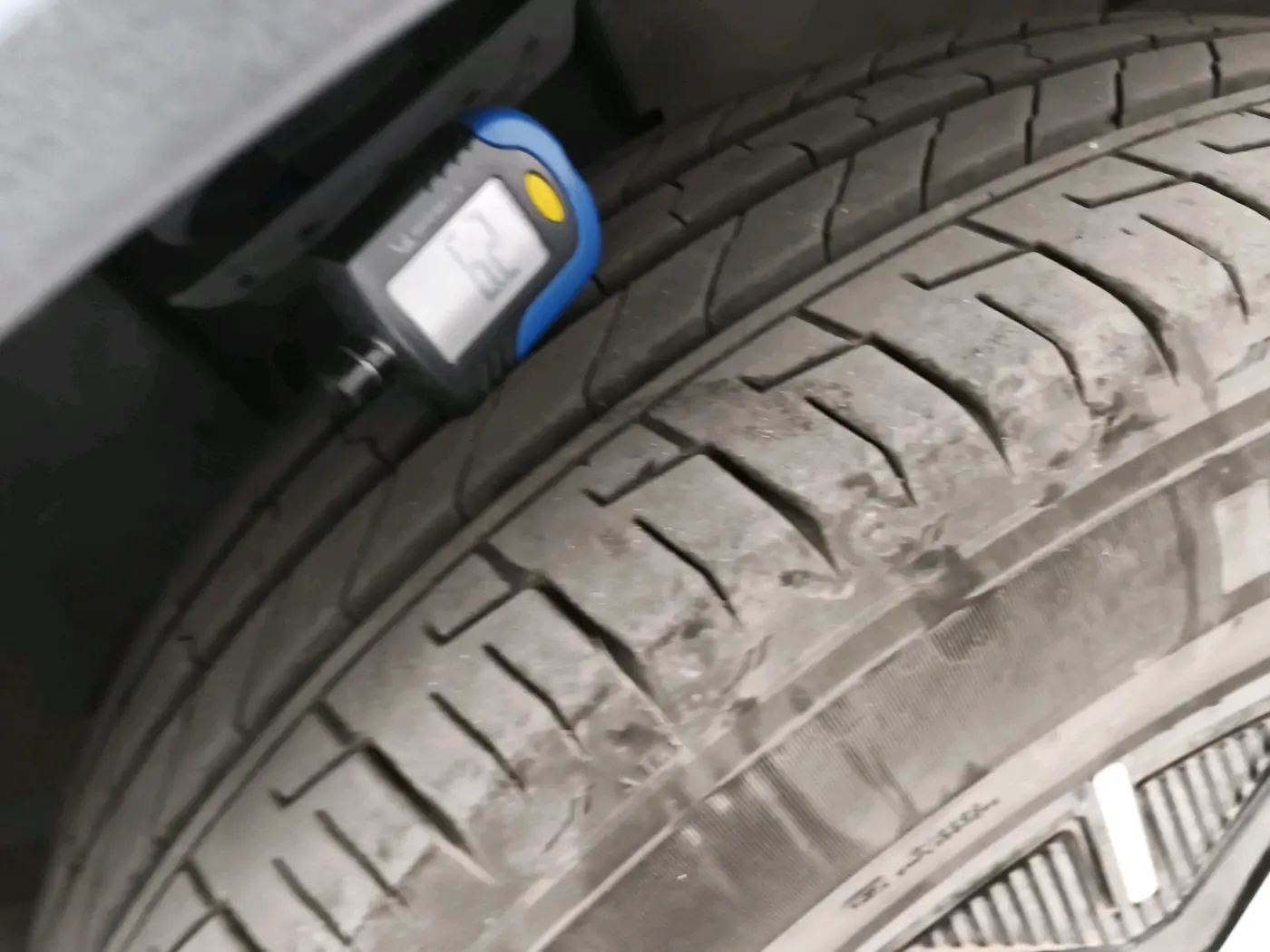 2023 Tata Safari ACCOMPLISHED PLUS DUAL TONE AT, Diesel, Automatic, 13,939 km, tyre