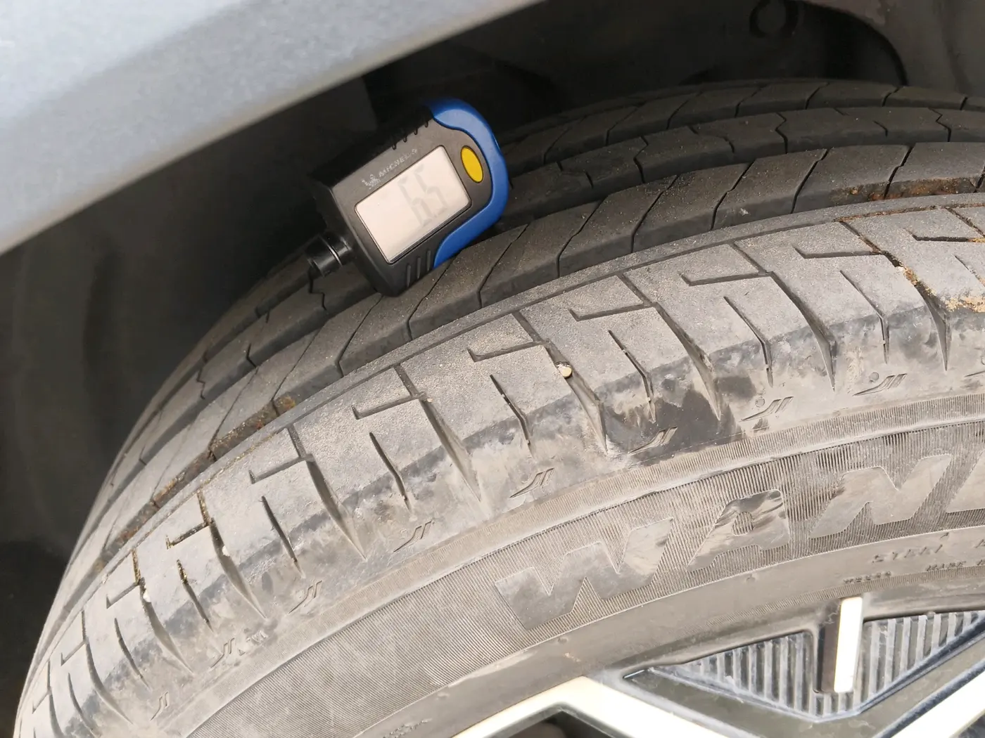 2023 Tata Safari ACCOMPLISHED PLUS DUAL TONE AT, Diesel, Automatic, 13,939 km, tyre