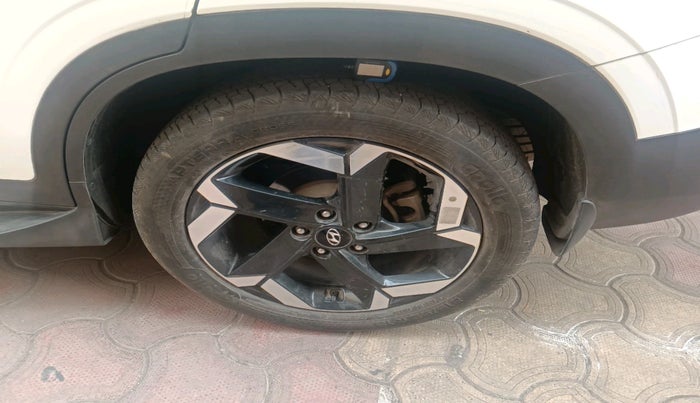 2022 Hyundai ALCAZAR 2.0 SIGNATURE (O) AT 7STR, Petrol, Automatic, 45,868 km, tyre