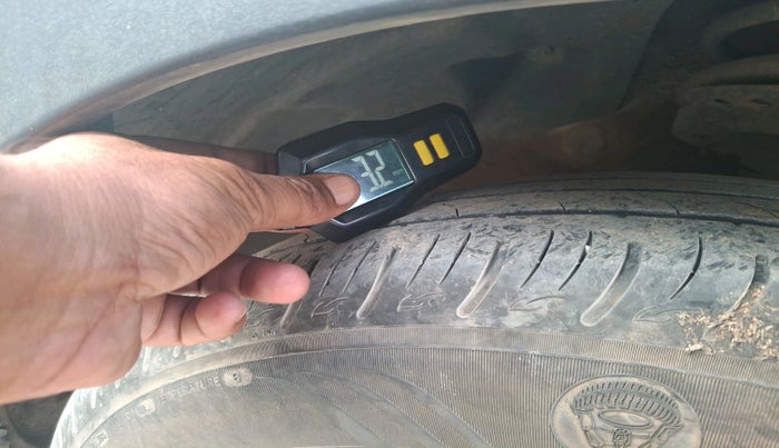 2022 Mahindra XUV300 W8 1.2 PETROL, Petrol, Manual, 39,046 km, tyre