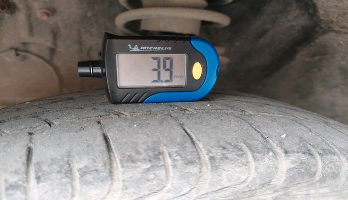 2011 Toyota Etios V, Petrol, Manual, 1,25,558 km, tyre