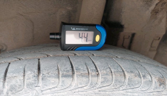 2011 Toyota Etios V, Petrol, Manual, 1,25,558 km, tyre