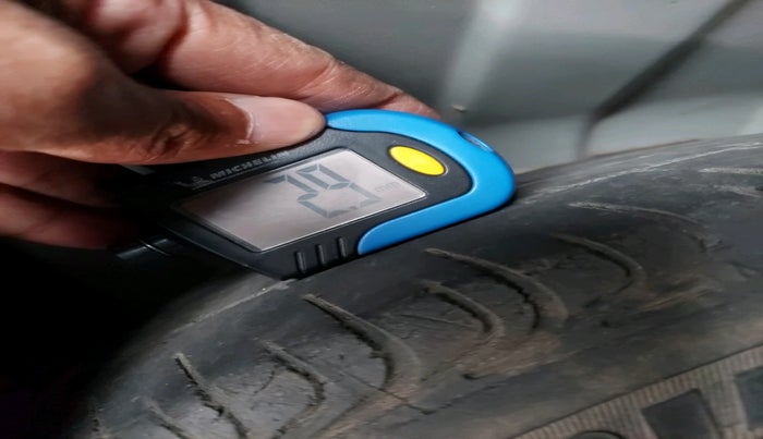 2011 Toyota Etios V, Petrol, Manual, 1,25,558 km, tyre