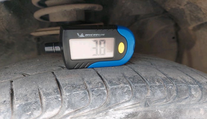 2011 Toyota Etios V, Petrol, Manual, 1,25,558 km, tyre