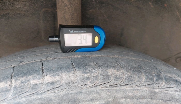 2011 Toyota Etios V, Petrol, Manual, 1,25,558 km, tyre