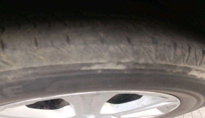 2016 Landrover Freelander 2.0 HSE, Diesel, Automatic, 1,70,529 km, tyre