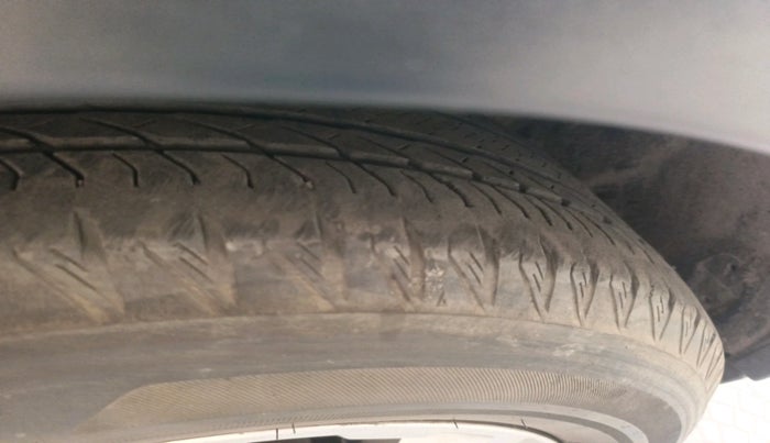 2016 Landrover Freelander 2.0 HSE, Diesel, Automatic, 1,70,529 km, tyre