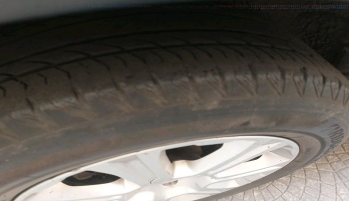 2016 Landrover Freelander 2.0 HSE, Diesel, Automatic, 1,70,529 km, tyre