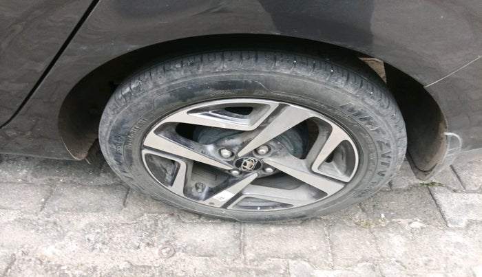 2022 Hyundai AURA SX 1.2, Petrol, Manual, 30,531 km, tyre