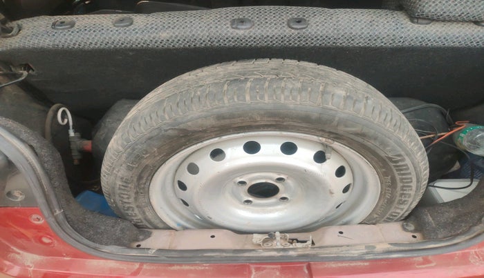 2017 Mahindra Kuv100 K8 6 STR, Petrol, Manual, 58,000 km, tyre