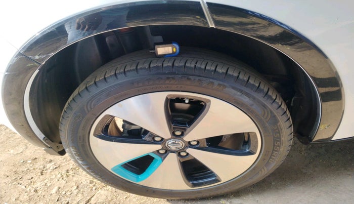 2024 MG Windsor EV Exclusive, Electric, Automatic, 18,985 km, tyre