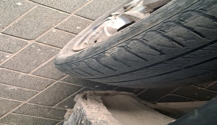 2017 Mahindra Kuv100 K6 6 STR, Petrol, Manual, 1,11,957 km, tyre