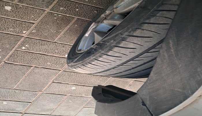 2017 Mahindra Kuv100 K6 6 STR, Petrol, Manual, 1,11,957 km, tyre