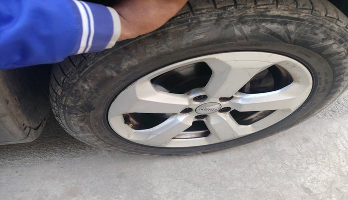 2018 Jeep Compass LONGITUDE (O) 2.0 DIESEL, Diesel, Manual, 1,47,991 km, tyre