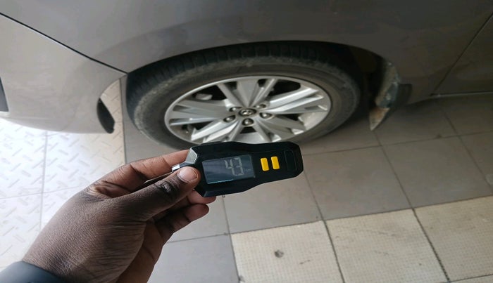 2016 Toyota Innova Crysta 2.8 ZX AT 7 STR, Diesel, Automatic, 1,11,572 km, tyre