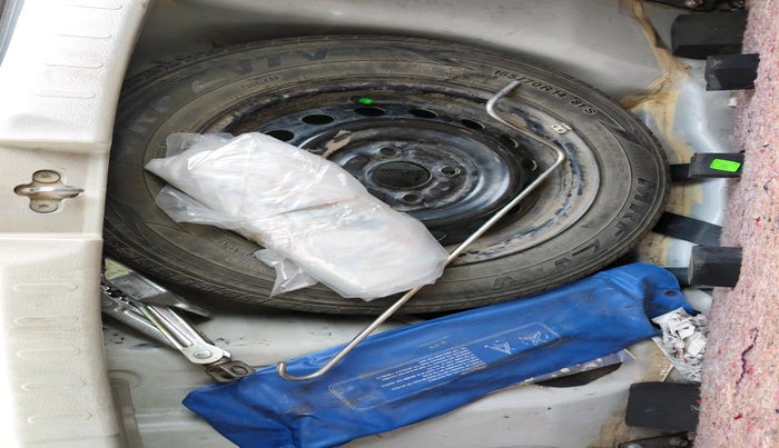 2016 Maruti Celerio VXI AMT, Petrol, Automatic, 1,05,218 km, tyre