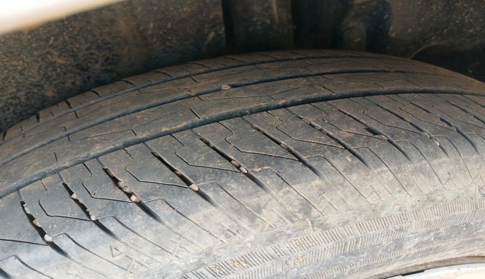 2016 Maruti Ertiga VXI CNG, Petrol, Manual, 3,31,898 km, tyre