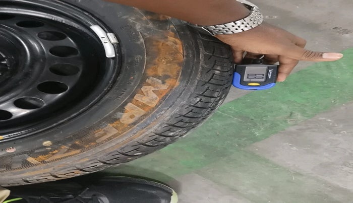 2015 Honda Brio VX MT, Petrol, Manual, 24,329 km, tyre